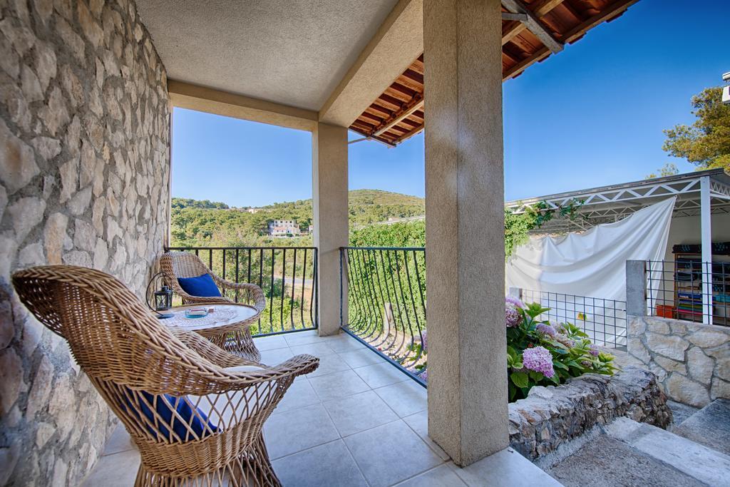 Apartments Pol Murvu Vis Exterior photo
